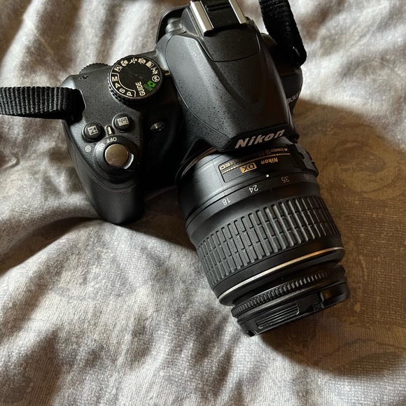 Nikon D3000 Camera - Picture 4 of 7